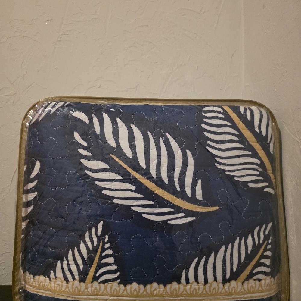 Leaf Pattern King Bedding Set - 24 Pieces - Picture 4 of 4